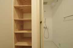 脱衣室脇には部屋別の洗面用具を置けるストッカーがあります。(2011-07-22,共用部,BATH,2F)