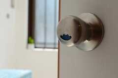 水周り設備へ繋がるドアのノブ。青ひげ付き。使用時は赤ひげに変わります。(2011-07-22,共用部,OTHER,3F)