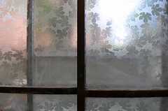 木製のサッシで、窓ガラスの模様もかわいらしい。（B102号室）(2011-07-13,専有部,ROOM,1F)