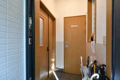 正面のドアがシェアハウスの玄関、左手のドアが運営事業者さんのオフィスのドアです。(2021-03-11,周辺環境,ENTRANCE,1F)