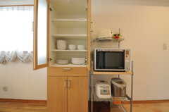 キッチン家電と食器棚の様子。(2012-11-29,共用部,KITCHEN,3F)