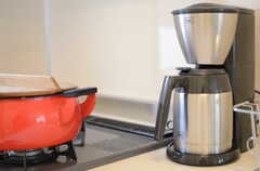 コーヒーメーカーもあります。(2012-11-29,共用部,KITCHEN,3F)