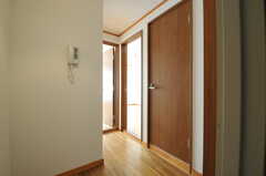 廊下の様子。手前のドアから201、202、203号室です。(2012-11-29,共用部,OTHER,2F)