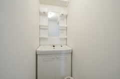 廊下に設置された洗面台の様子。(2012-11-29,共用部,OTHER,2F)