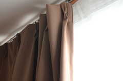 日当たりがとても良いため、遮光カーテンが取り付けられています。（203号室）(2012-11-29,専有部,ROOM,2F)