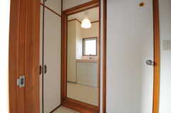 右手のドアがトイレ、廊下の先にはシャワールームがあります。(2012-11-29,共用部,OTHER,4F)
