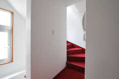 階段の様子。床には赤い絨毯が張られています。(2012-11-29,共用部,OTHER,4F)