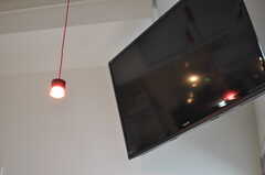 天井に設置されたTVの様子。60型！(2013-08-12,共用部,LIVINGROOM,1F)