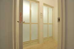 シャワールームの脱衣室の様子。浴室は2室並んでいます。(2013-08-12,共用部,BATH,1F)