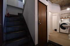 階段の様子。階段の脇にトイレが設置されています。(2019-04-16,共用部,OTHER,2F)