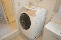 ドラム式洗濯機は乾燥機能付き。(2011-05-20,共用部,LAUNDRY,2F)