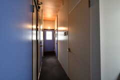 廊下の様子2。右手のドアはトイレとシャワールームです。(2018-05-18,共用部,OTHER,2F)