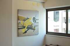 壁には絵が掛けられています。(2011-08-10,共用部,LIVINGROOM,3F)