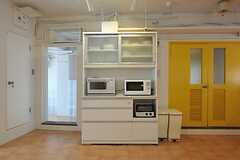食器棚とキッチン家電の様子。(2011-08-10,共用部,KITCHEN,3F)