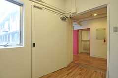 階段から2階フロアを眺めた様子。正面のピンクのドアは女性専用のパウダールームです。(2011-08-10,共用部,OTHER,2F)