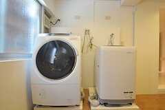 コイン式の洗濯機が2台あります。料金は200円／回。ドラム型洗濯機には乾燥機能も付いています。(2011-08-10,共用部,LAUNDRY,2F)