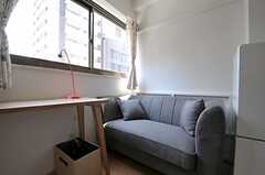 部屋にはソファが付いています。（304号室）(2011-08-10,専有部,ROOM,3F)