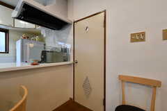 リビングの隣にバスルームがあります。(2021-08-24,共用部,OTHER,2F)