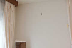 壁にはフックがあり、絵や時計を設置できます。（303号室）(2021-08-24,専有部,ROOM,3F)