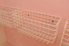 洗面台の脇には部屋ごとに洗面用具を置くことができるようになっています。(2011-03-01,共用部,OTHER,3F)