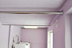 室内物干し用のハンガーポールがついています。(2011-03-01,共用部,OTHER,4F)