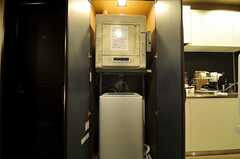洗濯機、コイン式の乾燥機の様子。(2011-01-11,共用部,LAUNDRY,1F)