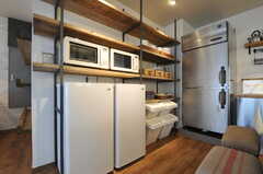 キッチン家電の様子。冷蔵庫と冷凍庫は別々にあります。(2014-03-17,共用部,KITCHEN,1F)