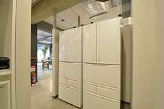 共用冷蔵庫の様子。各部屋にも冷蔵庫が設置されています。(2015-03-02,共用部,KITCHEN,1F)