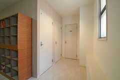 左手2つのドアと、背面にある2室が男女兼用のシャワールームです。奧のドアの先は女性専用のパウダールームとなります。(2012-04-18,共用部,OTHER,)