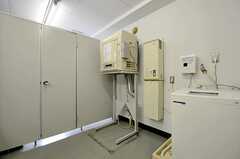 水まわり設備の様子。洗濯機と乾燥機が設置されています。ドアの先にトイレがあります。(2012-04-18,共用部,LAUNDRY,5F)