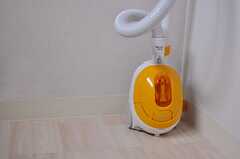 廊下に置かれている掃除機は、各部屋の掃除の際にも利用可能とのこと。(2012-04-18,共用部,OTHER,3F)