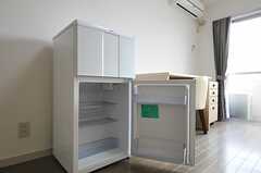 各部屋には冷蔵庫が設置されています。（305号室）(2012-04-18,専有部,ROOM,3F)