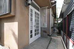 シェアハウスの正面玄関。(2011-09-16,周辺環境,ENTRANCE,1F)