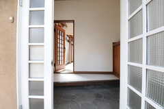 正面玄関から見た内部の様子。(2011-09-16,周辺環境,ENTRANCE,1F)