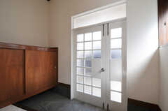内部から見た玄関周りの様子。モールガラスのはめ込まれた玄関ドアです。(2011-09-16,周辺環境,ENTRANCE,1F)