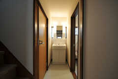 廊下の突き当たりには、洗面台があります。左手が104号室、右手がトイレです。(2011-09-16,共用部,OTHER,1F)