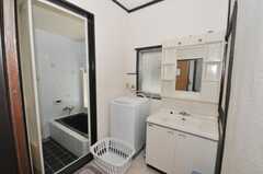 脱衣室の様子。洗濯機と洗面台がある。(2009-08-17,共用部,LAUNDRY,1F)