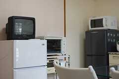 共用のTVは冷蔵庫の上に置かれています。(2013-07-23,共用部,TV,1F)