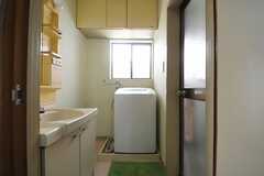 脱衣室には洗面台と洗濯機が設けられています。(2013-07-23,共用部,BATH,1F)