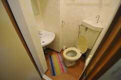 トイレの様子。手洗い場付きです。(2013-07-23,共用部,TOILET,2F)