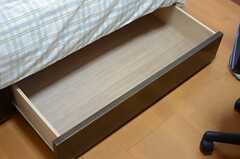 ベッド下にも収納が設けられています。(2013-07-23,専有部,ROOM,2F)