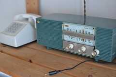 古いラジオは、スマートフォンをつないでスピーカーとしてことができます。(2014-04-09,共用部,LIVINGROOM,3F)