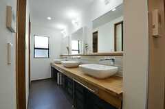 洗面スペースの様子。対面にトイレがあります。(2015-03-31,共用部,OTHER,2F)