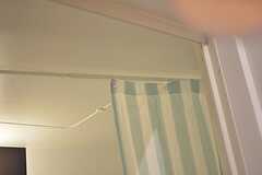 脱衣室はバスルーム内に用意されています。カーテンで仕切られています。(2016-09-27,共用部,BATH,1F)