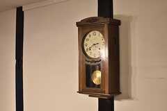 古い壁掛け時計が設置されています。現役です。(2017-01-18,共用部,OTHER,1F)