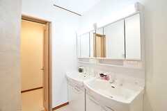 バスルームの脱衣室の様子。洗面台が2台並んでいます。(2017-01-23,共用部,BATH,3F)