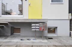 玄関下には郵便ポストと宅配ボックスがあります。ポストの脇は自転車置き場です。(2011-09-26,共用部,OTHER,1F)