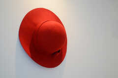 貴婦人をイメージして、フェルトの帽子が飾られています。(2011-09-26,共用部,OTHER,1F)