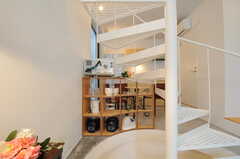 らせん階段の奥はキッチンになっています。(2011-09-26,共用部,OTHER,1F)