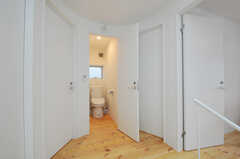 トイレは暖房便座付きです。トイレの右側が201号室です。(2011-09-26,共用部,TOILET,2F)